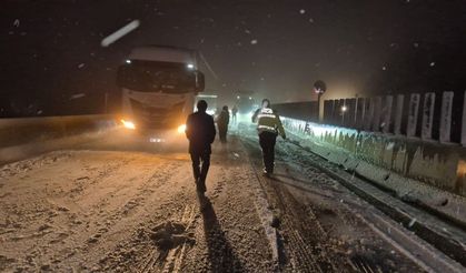 Bolu Dağı kar yağışı nedeniyle büyük araç geçişine kapatıldı