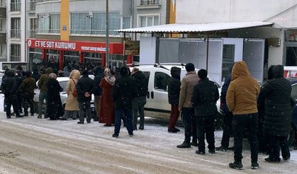 Kar yağışı altında 'ucuz et' kuyruğu