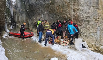 Otomobil 30 metreden kanyona uçtu: -20 derecede hayatta kalma mücadelesi