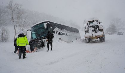 Yolcu otobüsü kara saplandı, yolcular mahsur kaldı!