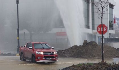 Su borusu patladı, sular 60 metre gökyüzüne fışkırdı