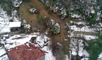 Sinop’ta kar yağışı toprak kaymasına neden oldu