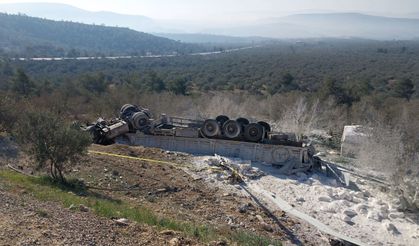 Mersin'de şarampole devrilen tırdaki 2 kişi öldü