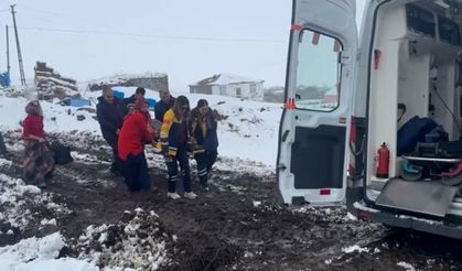 Kars'ta mahsur kalan hasta, yol açılarak hastaneye yetiştirildi