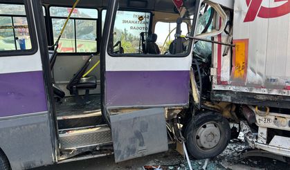 Yolcu minibüsü park halindeki tıra çarptı, çok sayıda yaralı var