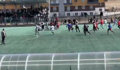 Futbol sahası savaş alanına döndü: Futbolcu ve taraftar birbirine girdi