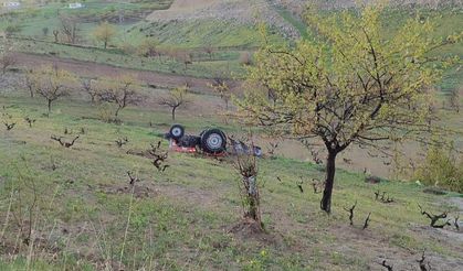 Devrilen traktörün altında can verdi