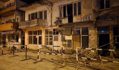 Aracın üstüne balkon düştü!