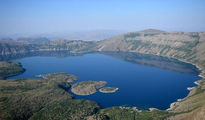 Dünyanın ikinci büyük krater gölünde turizm sezonu açıldı