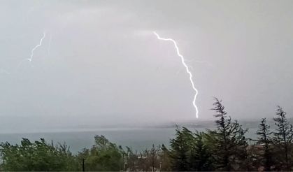 Bitlis’in Ahlat ilçesinde şimşekler görsel şölen oluşturdu