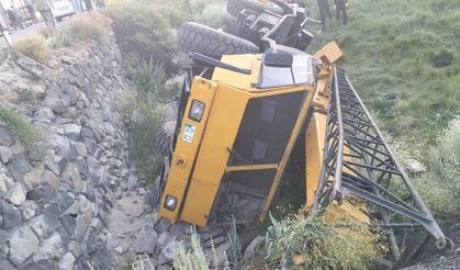 Devrilmekte olan vinçten atladı, canından oldu