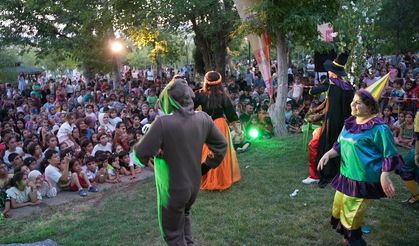 Diyarbakır’ın Ergani, Hazro ve Hani ilçelerinde çocuklar gezici tiyatroyla eğlendi