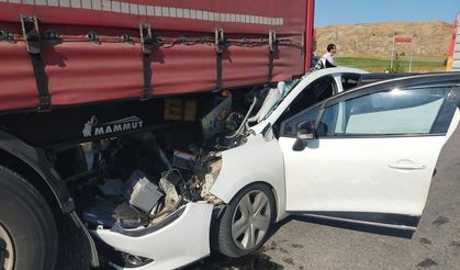 Feci kaza; Otomobil tırın altına girdi