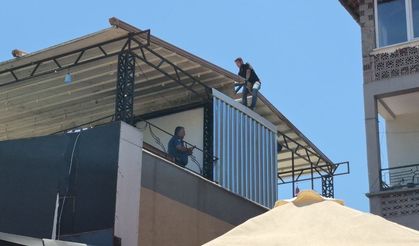 Belediye başkanı ve valiyle görüşmek istiyorum diyerek çatıya çıktı