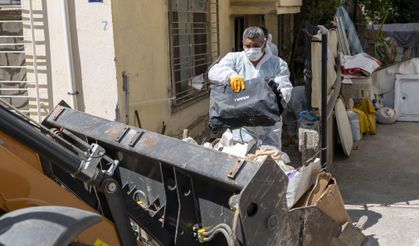 Mersin'deki evden 10 kamyon çöp çıkarıldı