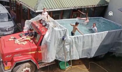 Sıcaktan bunalınca kamyon kasasını havuza çevirdi