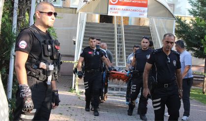 Namaz kılarken boğazını keserek öldürdü