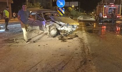 İki otomobil kafa kafaya çarpıştı