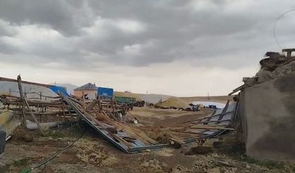 Muş’ta fırtına etkili oldu: Ev ve ahırların çatıları uçtu