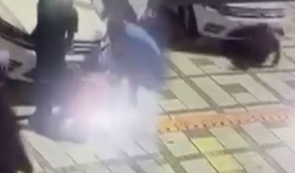 Poşetleriyle uğraşırken aracın altında kaldı