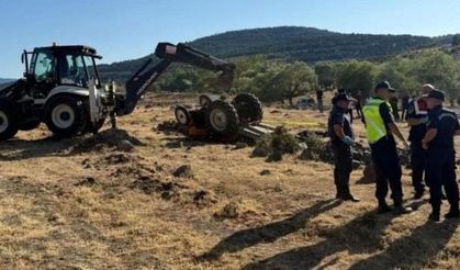 Devrilen traktörün altında kalan çift hayatını kaybetti