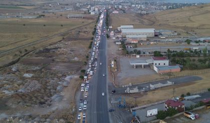 Bitlis-Tatvan karayolunda kilometrelerce araç kuyruğu oluştu