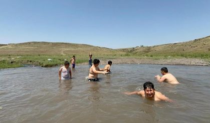 Dağların zirvesi bile kavruldu, derede serinlediler