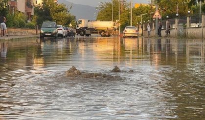 Erzincan'da sağanak ve fırtına kenti felce uğrattı