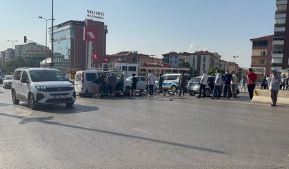 Göreve giden sivil ekip aracı ile otomobil çarpıştı: 2'si polis 3 yaralı