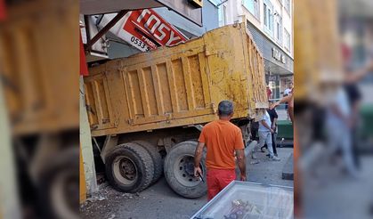 Freni patlayan kamyon dükkana daldı