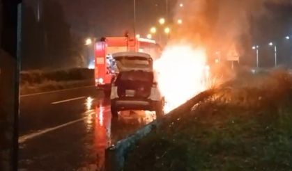 Seyir halindeki araç bir anda alev topuna döndü