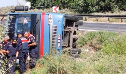 Cezaevi ring aracı devrildi: 12 yaralı