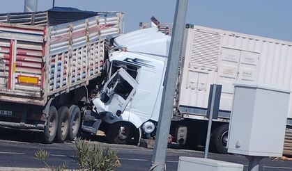 Diyarbakır'da iki tır kafa kafaya çarpıştı: 2 yaralı