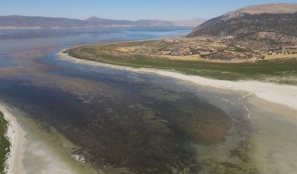 Türkiye'nin 4'üncü büyük gölünü kuraklık vurdu: Göl ikiye bölündü