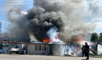Husumetlilerin kavgası savaş alanına döndü, evler ateşe verildi, çevik kuvvet sevk edildi