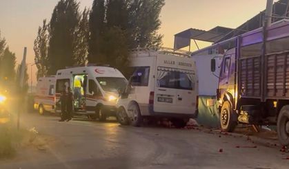 Tarım işçilerini taşıyan minibüsle kamyon çarpıştı: 20 yaralı