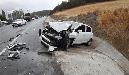 Midibüs, kamyon ve otomobil çarpıştı: 10 yaralı