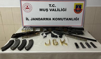 Muş’ta bir evde çok sayıda silah ve mühimmat ele geçirildi