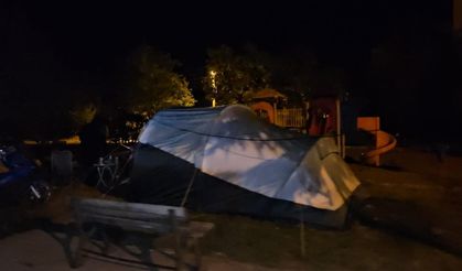 Peş peşe depremlerin yaşandığı kentte halk sokakta