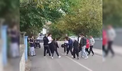 O anlar kamerada! Kız meselesi sebebiyle darp ettikleri gencin çenesini kırdırlar