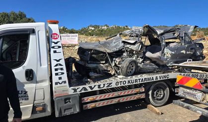 Tarım işçilerini taşıyan midibüs otomobille çarpıştı: 3 ölü, 12 yaralı