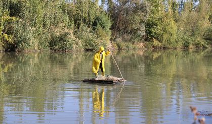 Diyarbakır Dicle Nehri'nde "kelek" üzerinde balık avcılığı
