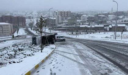 İşçi servisi devrildi, 14 kişi yaralandı