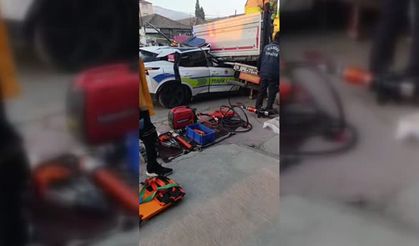 Polis aracı tıra çarptı: 1 polis hayatını kaybetti