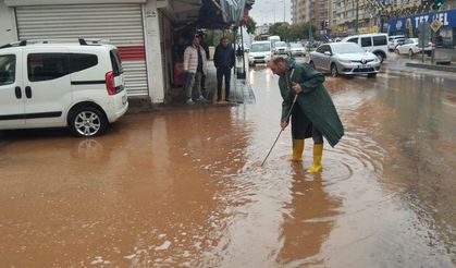 Diyarbakır Silvan’da sağanak yağış yolları göle çevirdi