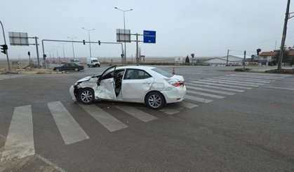 Tır ile otomobil çarpıştı: 4'ü hakem 5 yaralı