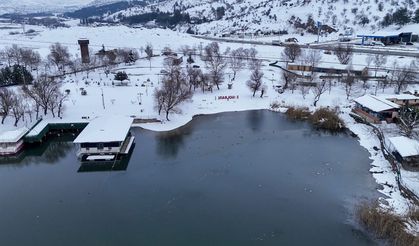 Göl dondu, manzara kartpostallık oldu