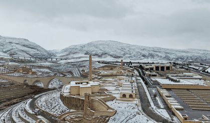 Hasankeyf'te tarihi yapılar beyaza büründü