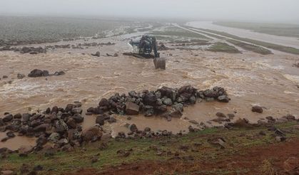 Diyarbakır’da su taşkınlarına müdahale ediliyor