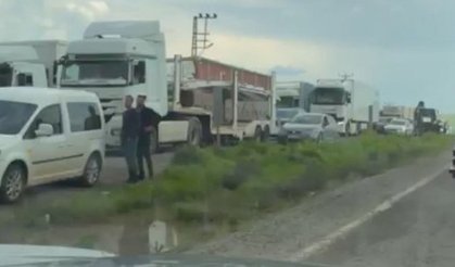 Cizre Silopi yolunda kilometrelerce araç kuyruğu